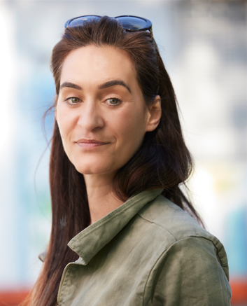 Francesca Messina, intervenante, portrait en extérieur, lunettes de soleil relevées sur la tête